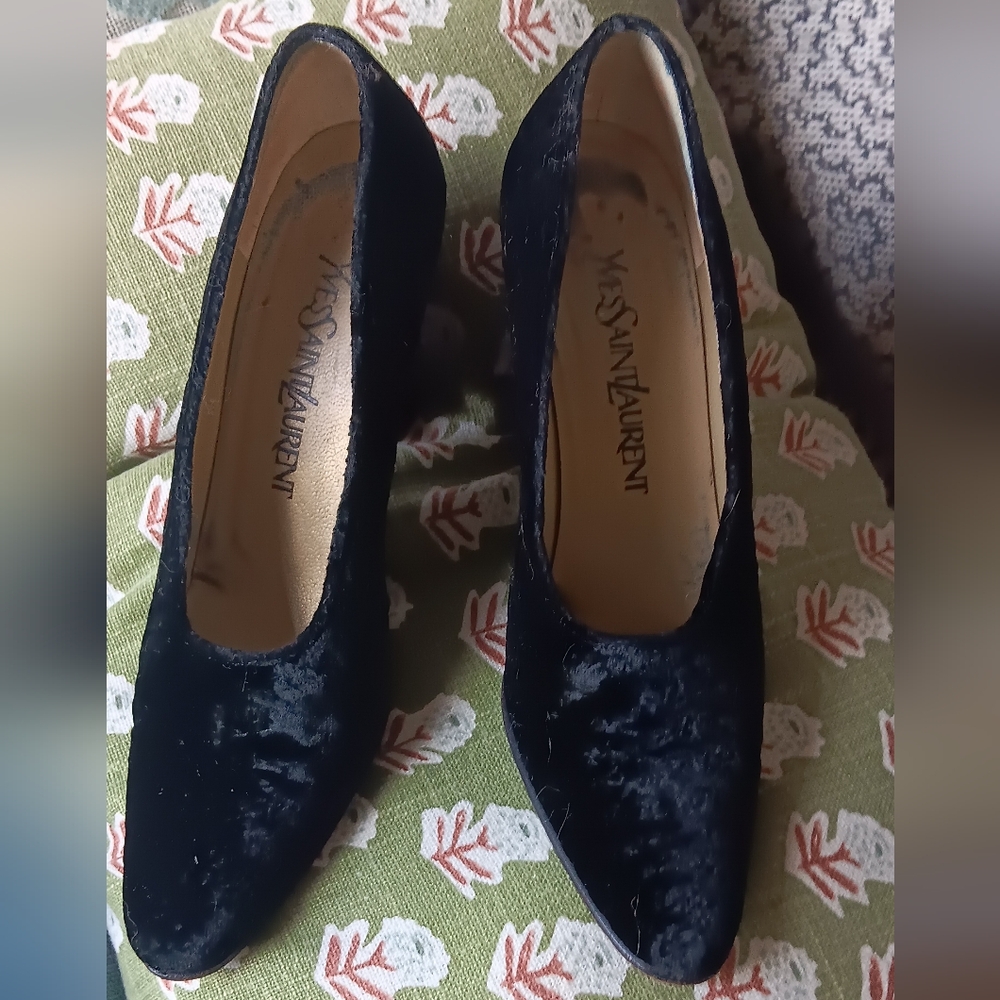 Vintage Yves Saint Laurent⚘️ Black Suede Kitten Heels Size 6 1/2 N⚘️